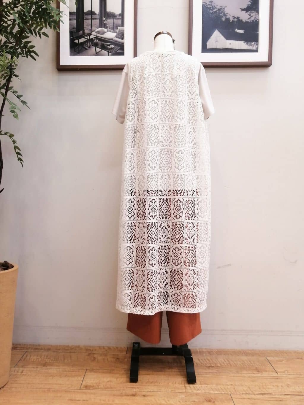 maiさんの「SHOO･LA･RUE｜◆【S-LL】羽織るだけでサマ見え レース風の柄が華やかなロングジレ」を使ったコーディネート