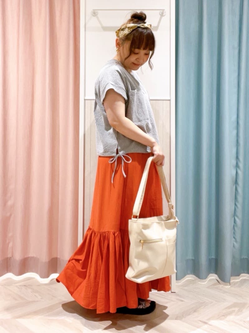 kitaさんの「SHOO･LA･RUE｜【洗える/S-LL】シルエット変化を楽しめる サッカーストライプ柄スキッパートップス」を使ったコーディネート