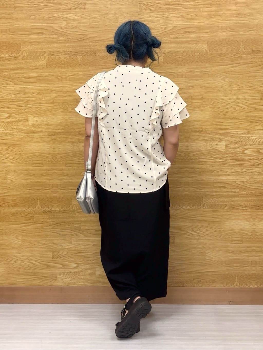 ぁむさんの「SHOO･LA･RUE｜【無地/ドット柄】お袖フリルが華やぐ きれいめブラウス」を使ったコーディネート