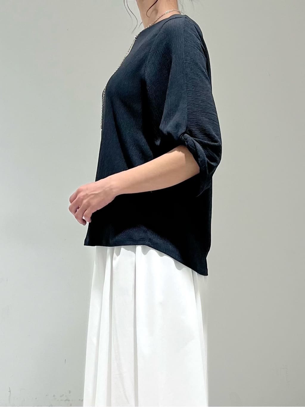 shioriさんの「INDIVI｜【UVケア／吸汗速乾】凹凸素材ねじり袖トップス」を使ったコーディネート