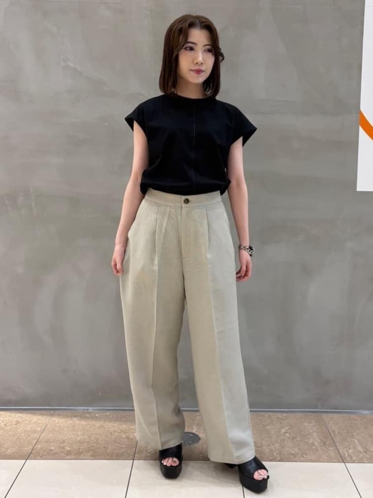 MOEさんの「THE SHOP TK｜合皮パイピングフレンチTシャツ【洗える】」を使ったコーディネート