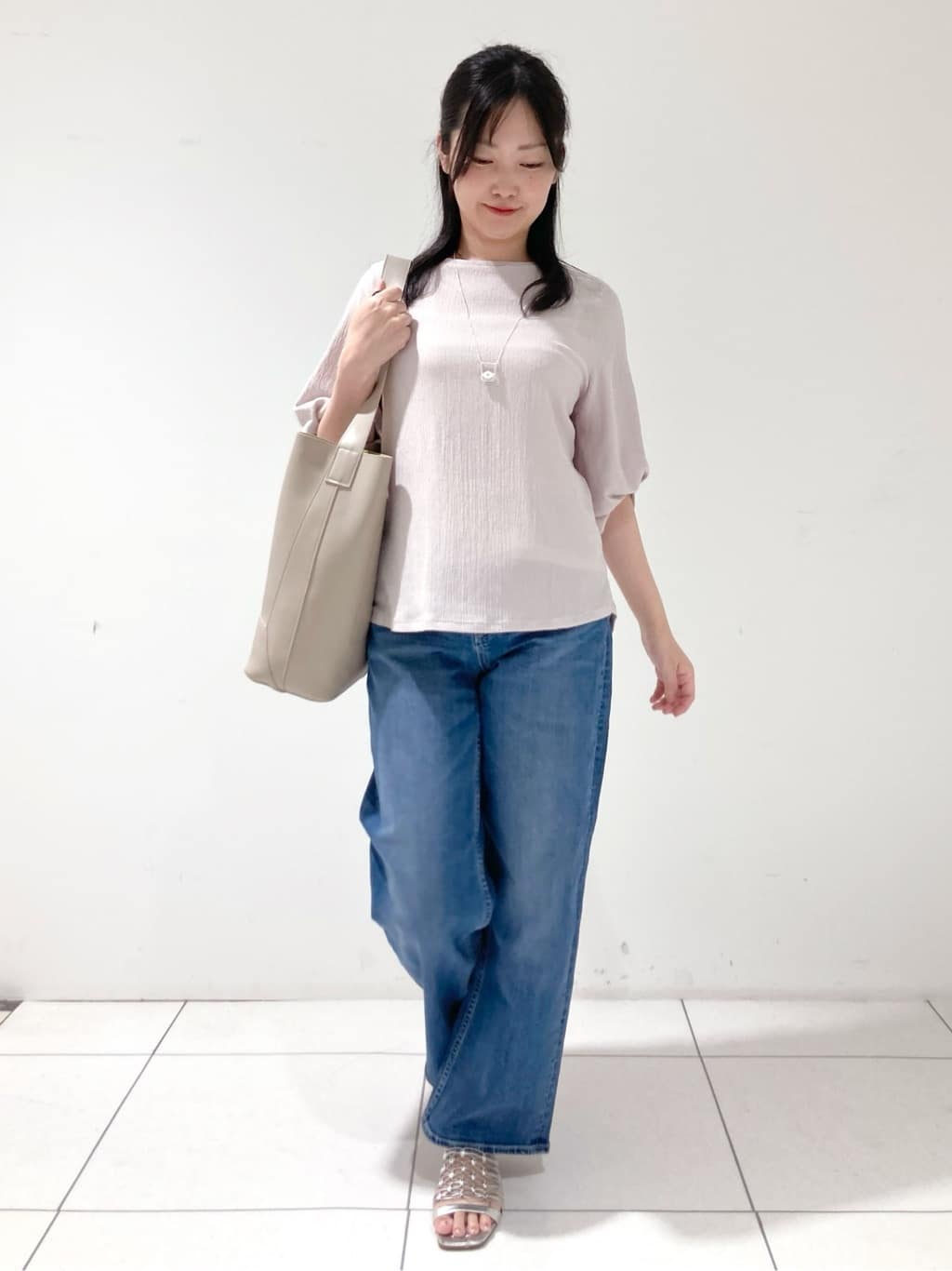 momokoさんの「INDIVI｜【UVケア／吸汗速乾】凹凸素材ねじり袖トップス」を使ったコーディネート