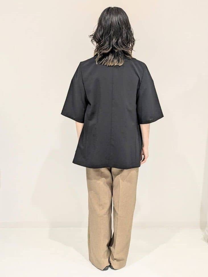 サオリさんの「UNTITLED｜【セットアップ可/はっ水/通勤】リラククール 半袖ブラウス」を使ったコーディネート