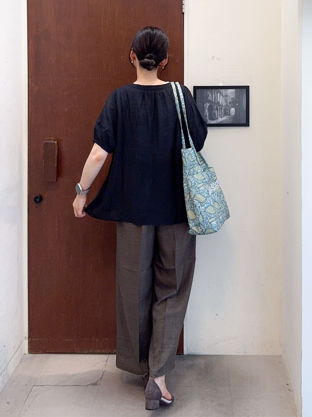 𝐇𝐢𝐫𝐨𝐦𝐢さんの「SHOO･LA･RUE｜【S-LL/洗濯後しわになりにくい】ゴールドパーツできれい見え 麻調タックワイドパンツ」を使ったコーディネート