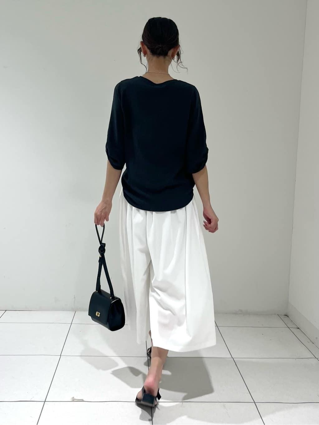 shioriさんの「INDIVI｜【UVケア／吸汗速乾】凹凸素材ねじり袖トップス」を使ったコーディネート
