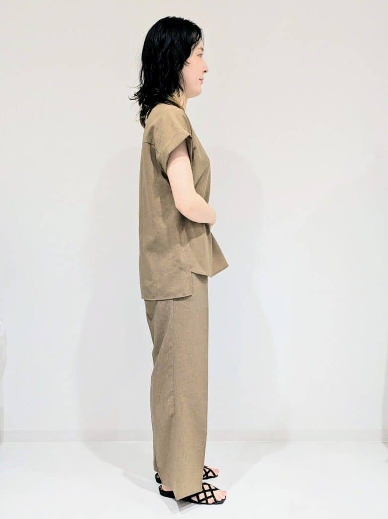 サオリさんの「UNTITLED｜【セットアップ可/はっ水/通勤】リラククール 半袖ブラウス」を使ったコーディネート