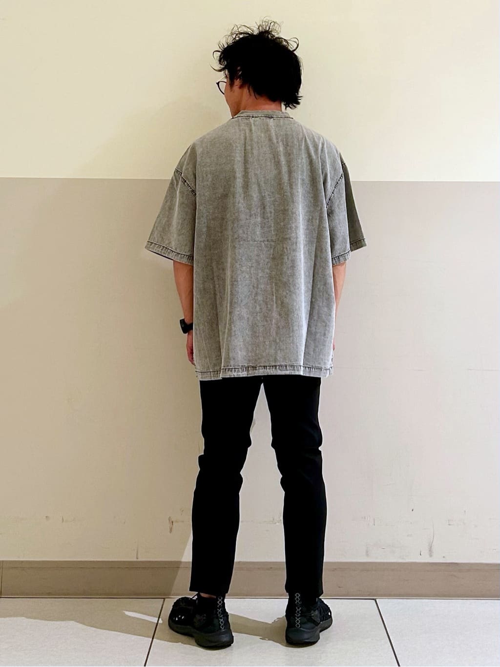 KENJI Iさんの「THE SHOP TK｜ライトデニム半袖Tシャツ【洗濯機OK】」を使ったコーディネート