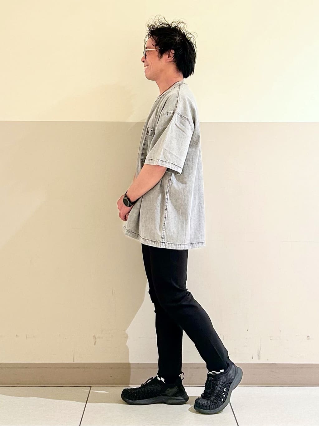 KENJI Iさんの「THE SHOP TK｜ライトデニム半袖Tシャツ【洗濯機OK】」を使ったコーディネート