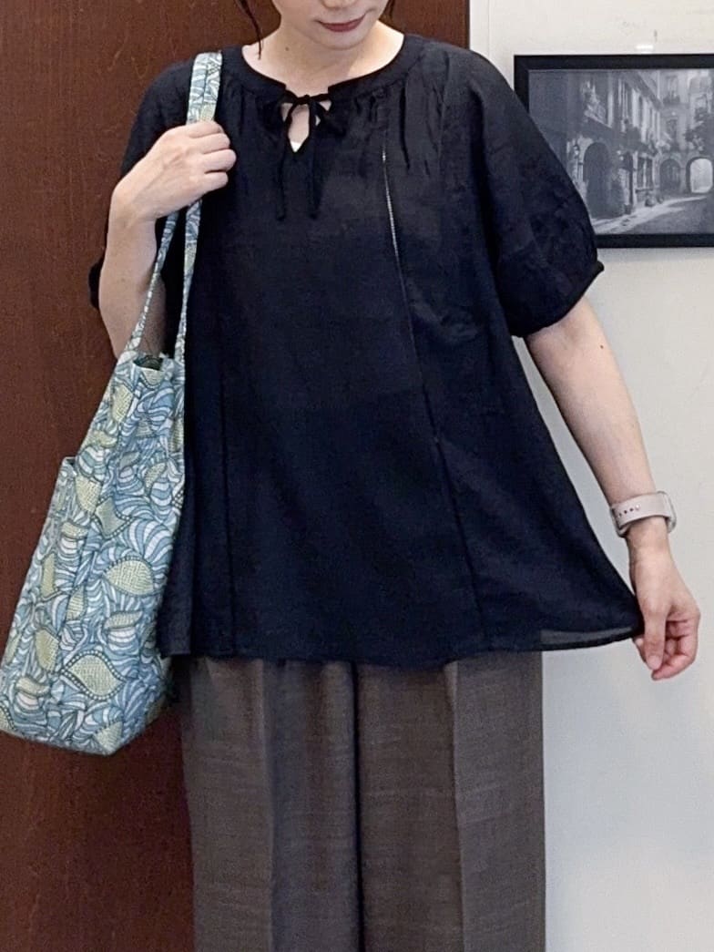 𝐇𝐢𝐫𝐨𝐦𝐢さんの「SHOO･LA･RUE｜【S-LL/洗濯後しわになりにくい】ゴールドパーツできれい見え 麻調タックワイドパンツ」を使ったコーディネート