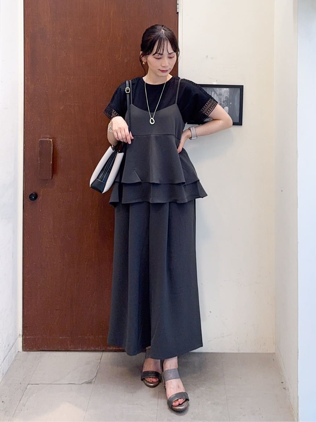 𝐇𝐢𝐫𝐨𝐦𝐢さんの「SHOO･LA･RUE｜【S-LL/セットアップ可/ひんやり】女性らしさ溢れる ティアードキャミソール」を使ったコーディネート