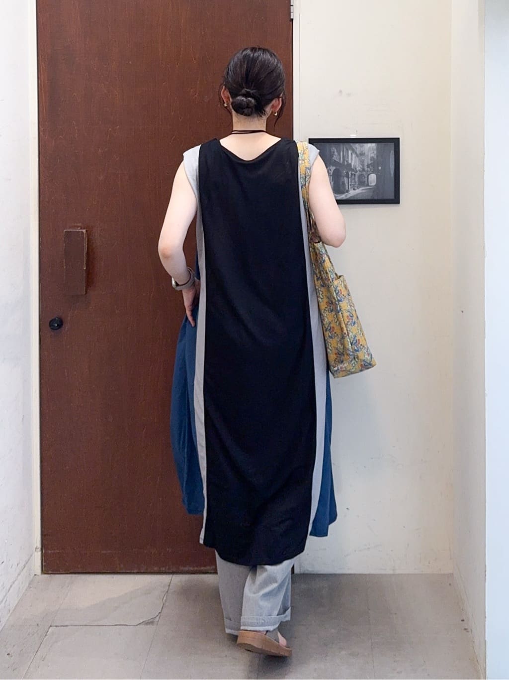 𝐇𝐢𝐫𝐨𝐦𝐢さんの「SHOO･LA･RUE｜【S-LL/ひんやり】全身すっきり見えが楽に叶う サイド切替 バイカラーAラインワンピース」を使ったコーディネート