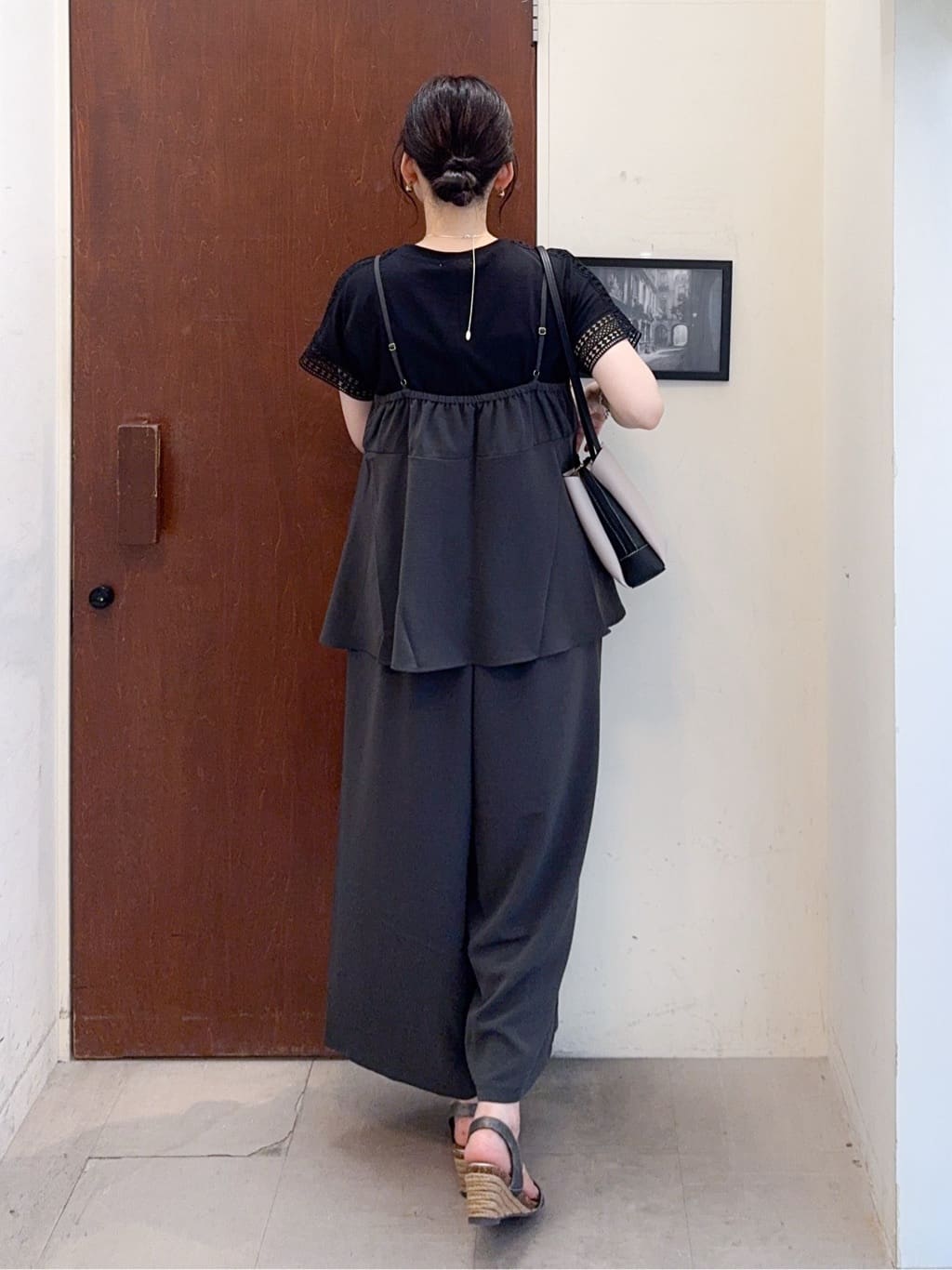 𝐇𝐢𝐫𝐨𝐦𝐢さんの「SHOO･LA･RUE｜【S-LL/セットアップ可/ひんやり】女性らしさ溢れる ティアードキャミソール」を使ったコーディネート