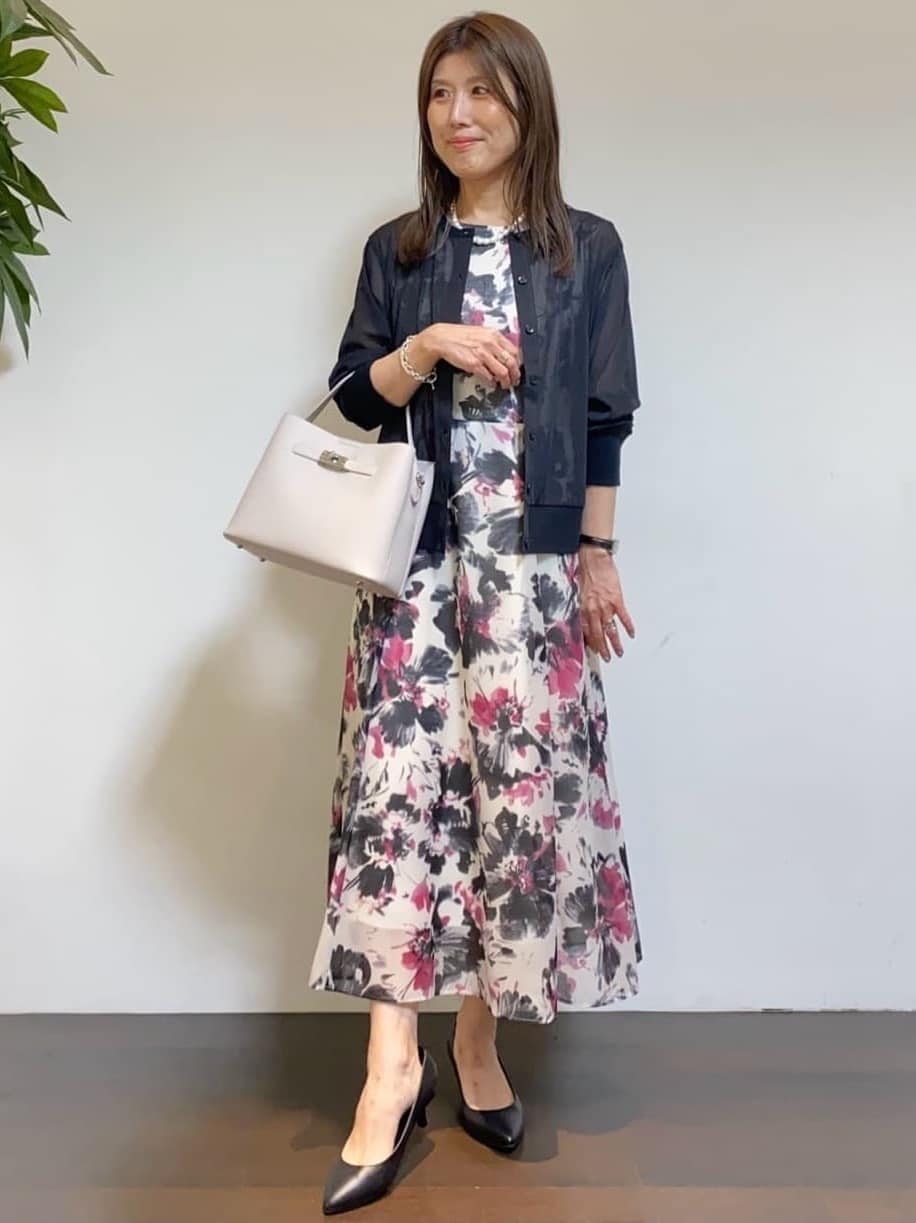 tomoさんの「UNTITLED｜【シアー/エレガント/花柄/夏ワンピ】ペイントフラワーワンピース」を使ったコーディネート