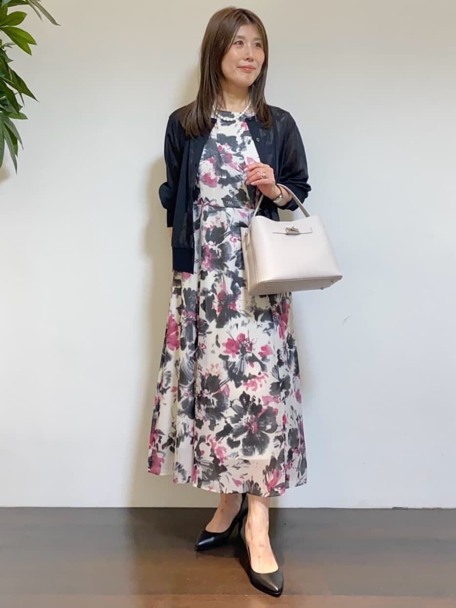 tomoさんの「UNTITLED｜【シアー/エレガント/花柄/夏ワンピ】ペイントフラワーワンピース」を使ったコーディネート