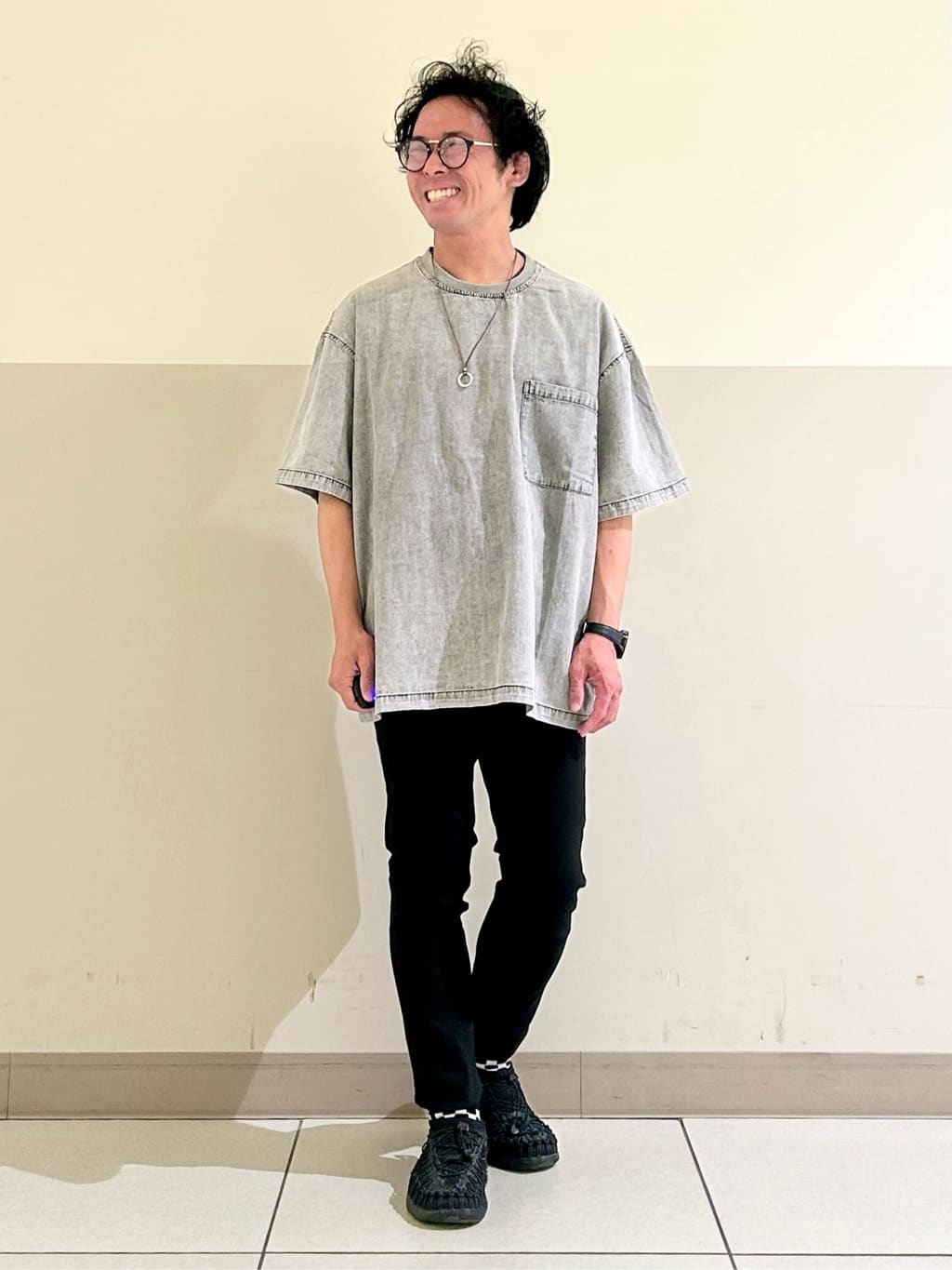 KENJI Iさんの「THE SHOP TK｜ライトデニム半袖Tシャツ【洗濯機OK】」を使ったコーディネート