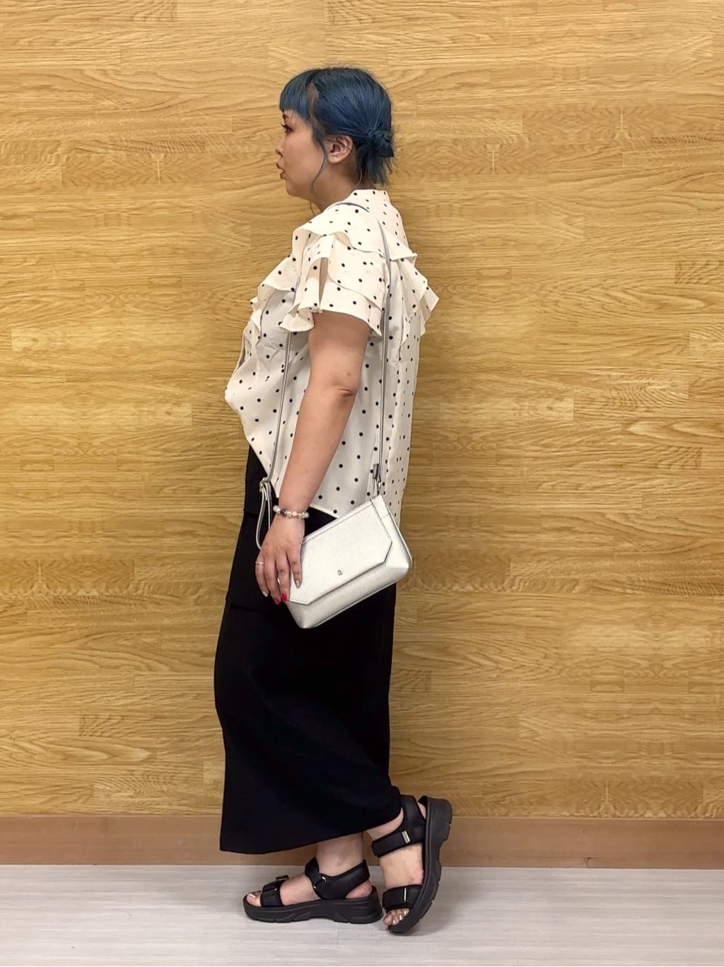 ぁむさんの「SHOO･LA･RUE｜【無地/ドット柄】お袖フリルが華やぐ きれいめブラウス」を使ったコーディネート
