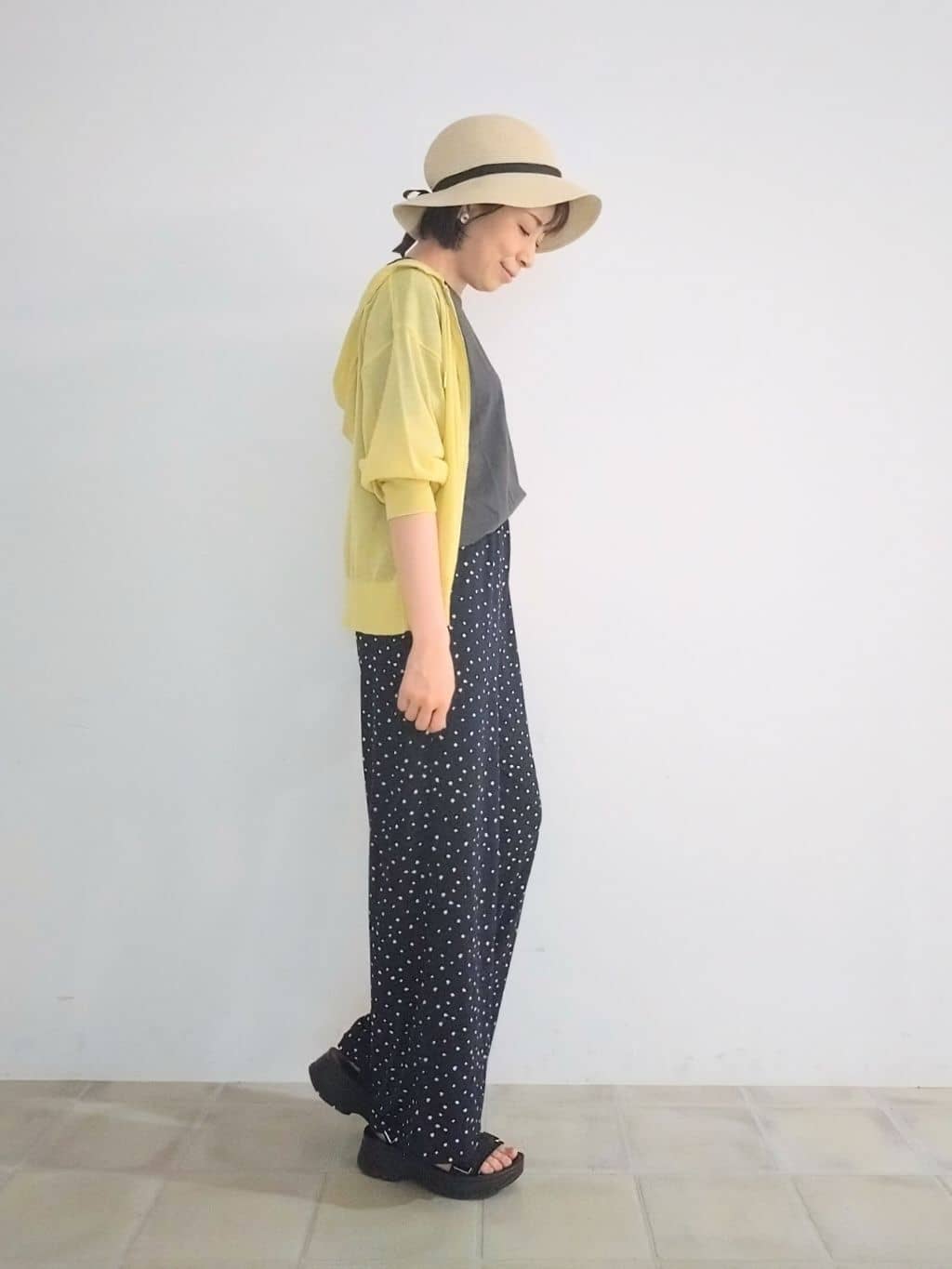 miomioさんの「SHOO･LA･RUE｜冷房対策にも 上品なシアー感のニットパーカ」を使ったコーディネート