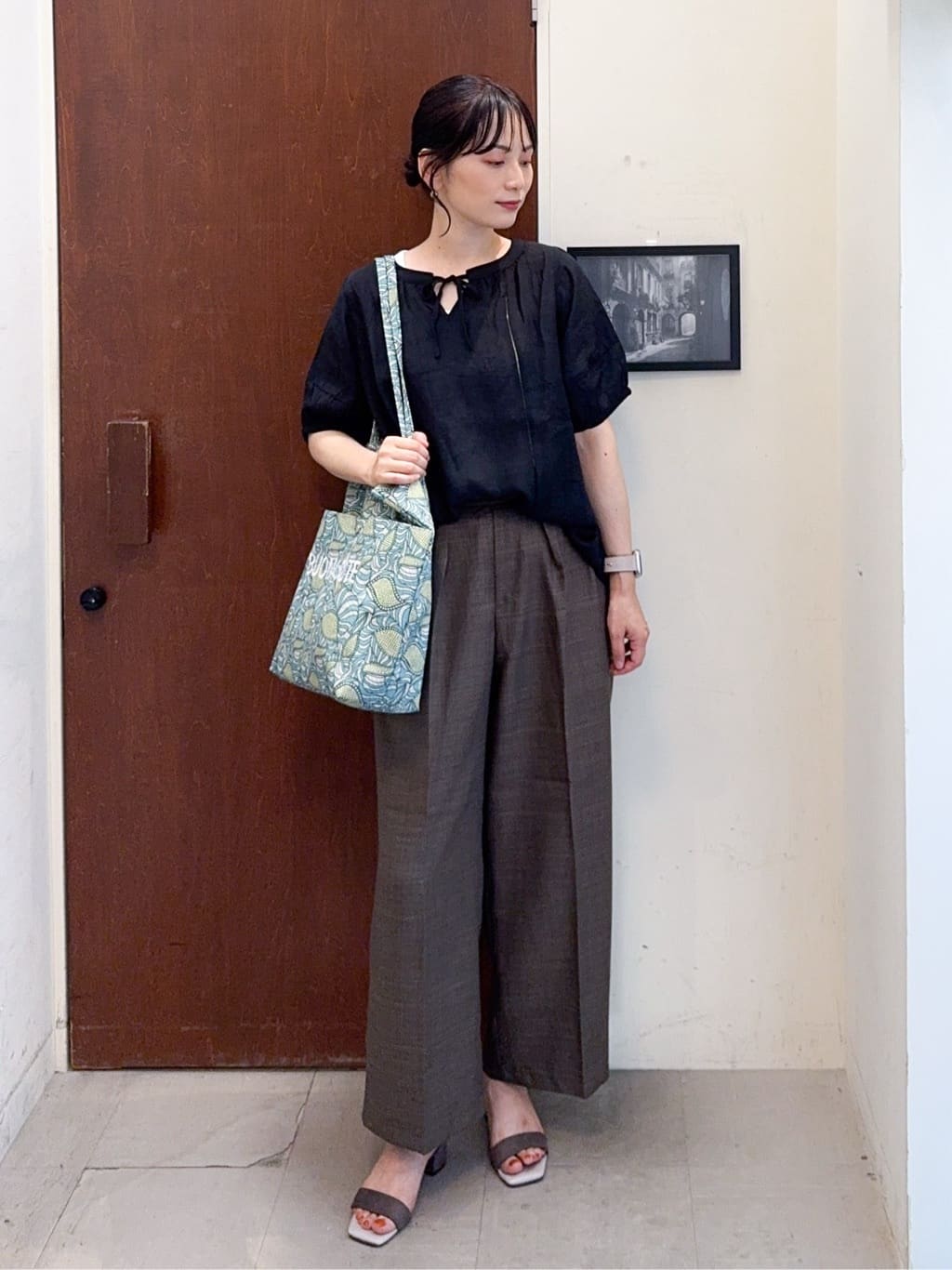 𝐇𝐢𝐫𝐨𝐦𝐢さんの「SHOO･LA･RUE｜【S-LL/洗濯後しわになりにくい】ゴールドパーツできれい見え 麻調タックワイドパンツ」を使ったコーディネート