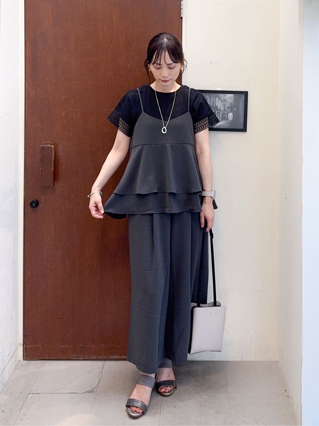 𝐇𝐢𝐫𝐨𝐦𝐢さんの「SHOO･LA･RUE｜【S-LL/セットアップ可/ひんやり】女性らしさ溢れる ティアードキャミソール」を使ったコーディネート