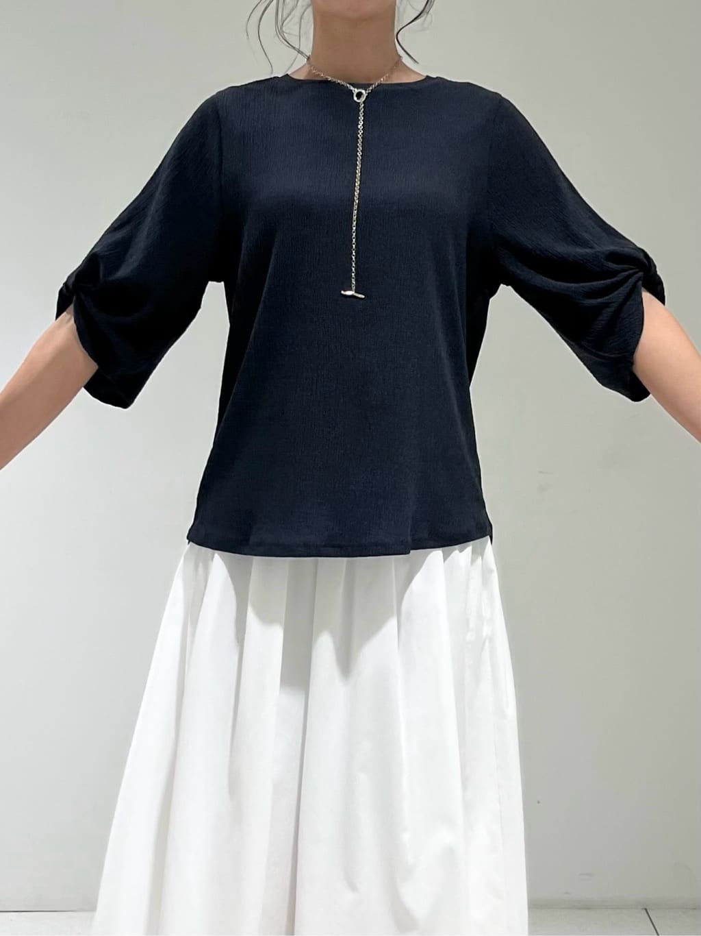 shioriさんの「INDIVI｜【UVケア／吸汗速乾】凹凸素材ねじり袖トップス」を使ったコーディネート
