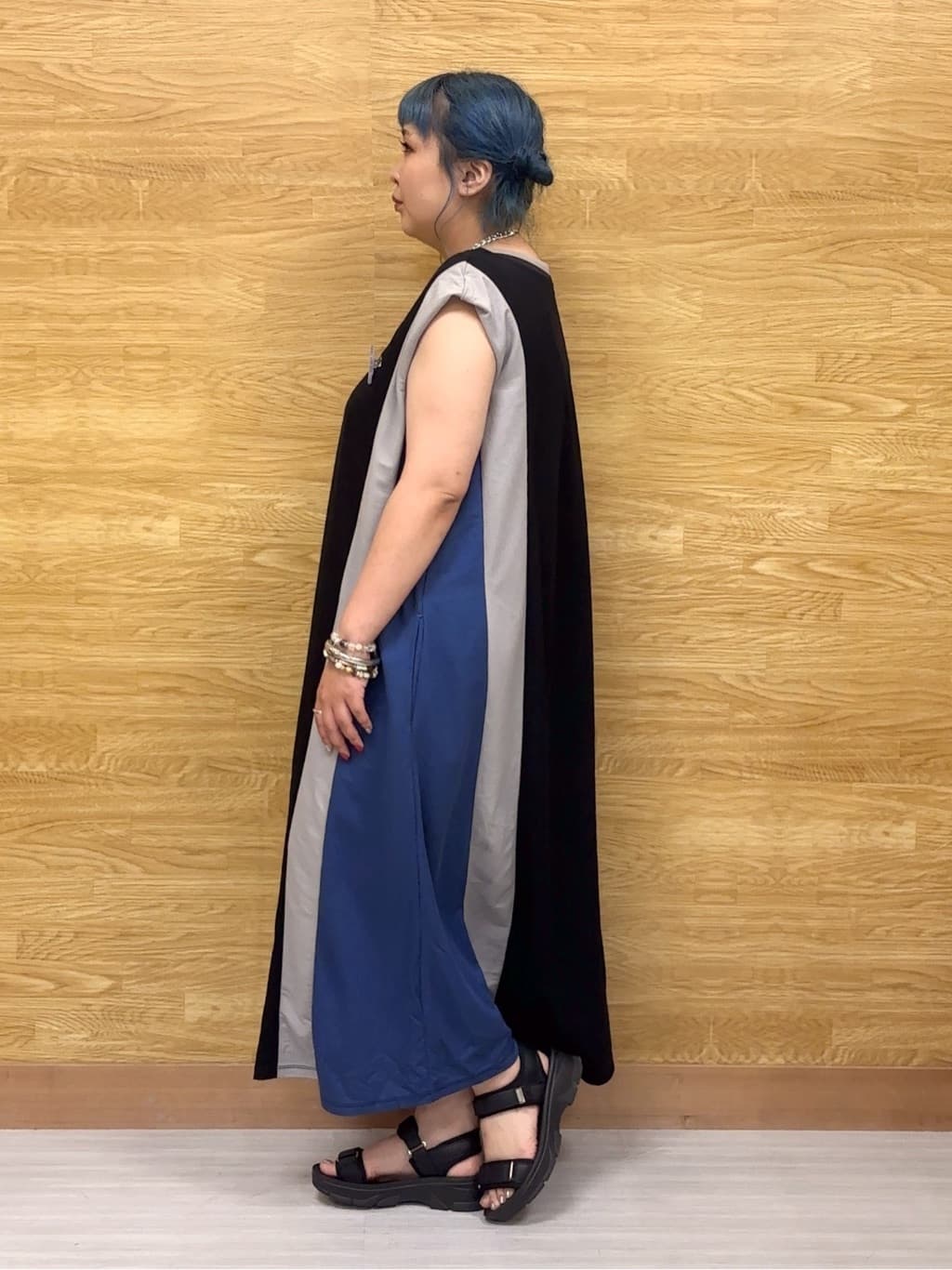 ぁむさんの「SHOO･LA･RUE｜【S-LL/ひんやり】全身すっきり見えが楽に叶う サイド切替 バイカラーAラインワンピース」を使ったコーディネート