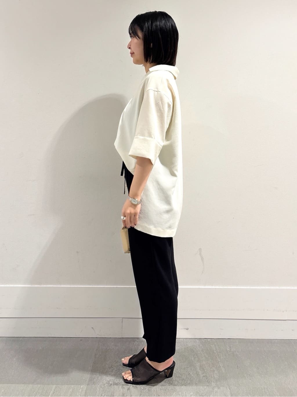 モエカさんの「UNTITLED｜【UVカット/接触冷感/吸水速乾/ゆったり】V開きネックシャツ」を使ったコーディネート