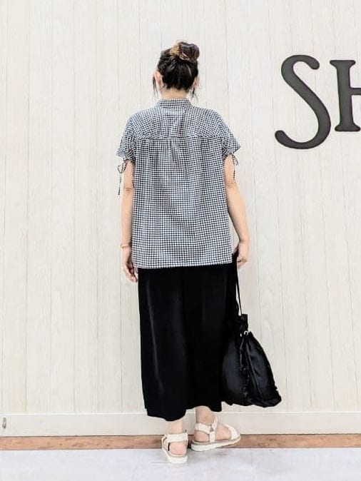 さくみぃさんの「SHOO･LA･RUE｜◆【S-LL/ひんやり】後ろ姿も抜かりなく インせず着られる バックギャザーシャツ」を使ったコーディネート