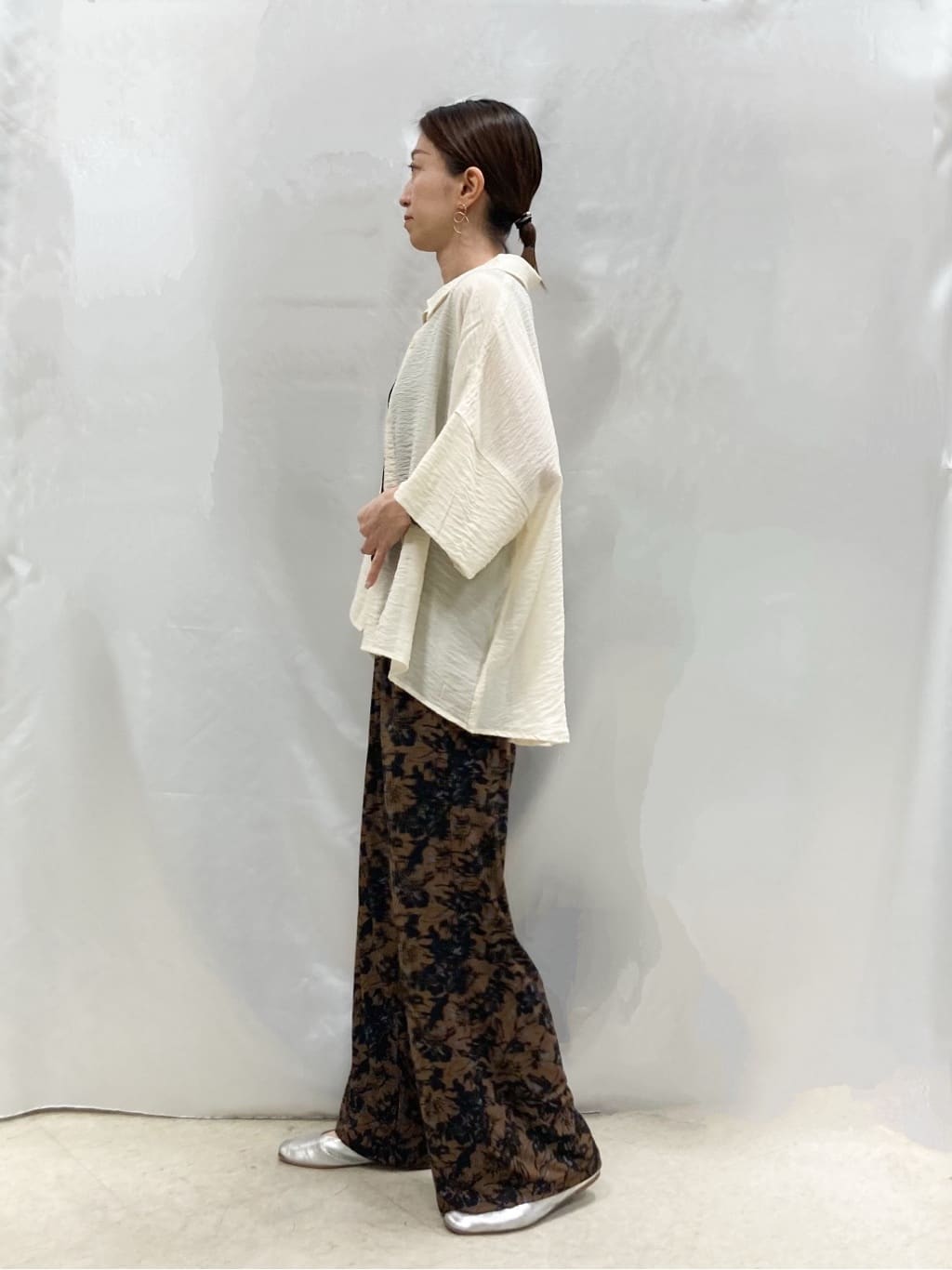 thさんの「SHOO･LA･RUE｜ゆるっと感がこなれ見え ワッシャーシアー半袖シャツ」を使ったコーディネート