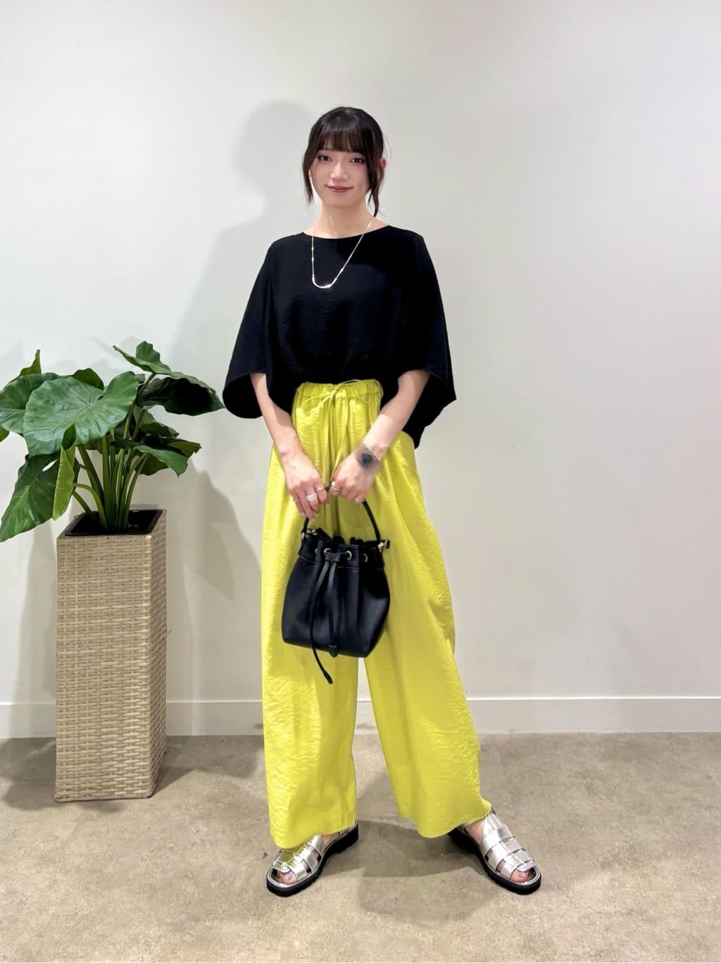 ibukiさんの「INDIVI｜【洗える／UVケア／SETUP可能】ドロストワイドパンツ」を使ったコーディネート