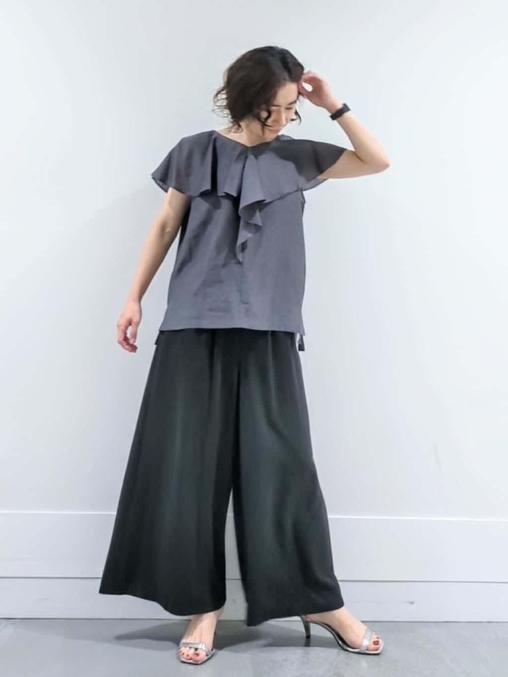ミズタさんの「UNTITLED｜【きれいめ/洗える/フリル】ラッフルシアーブラウス」を使ったコーディネート