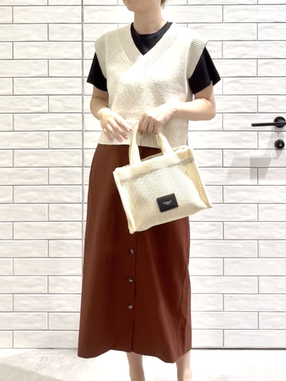 しおりさんの「OPAQUE.CLIP｜メタリック刺繍ロゴTシャツ【接触冷感／洗濯機洗い可】」を使ったコーディネート