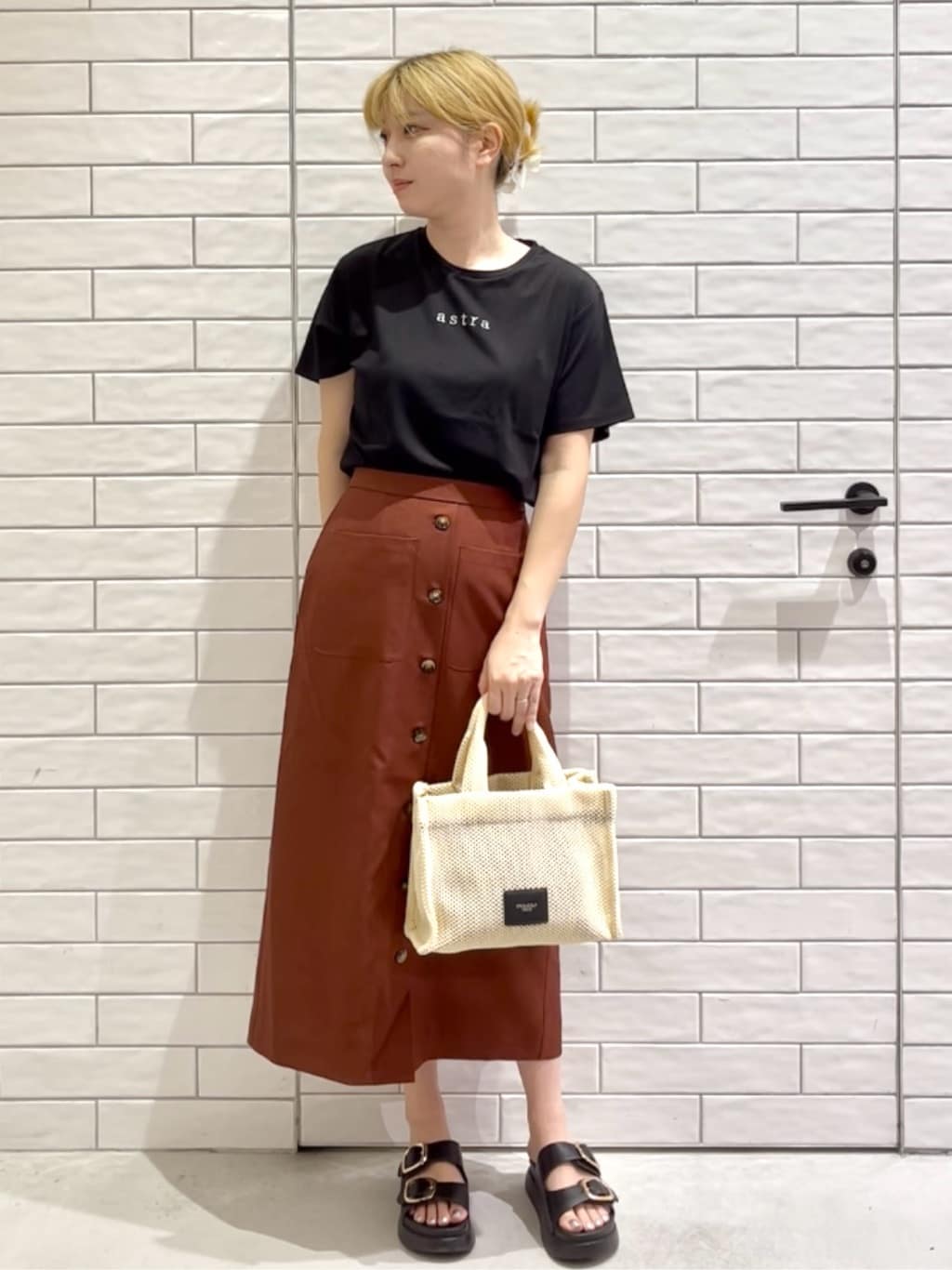 しおりさんの「OPAQUE.CLIP｜メタリック刺繍ロゴTシャツ【接触冷感／洗濯機洗い可】」を使ったコーディネート