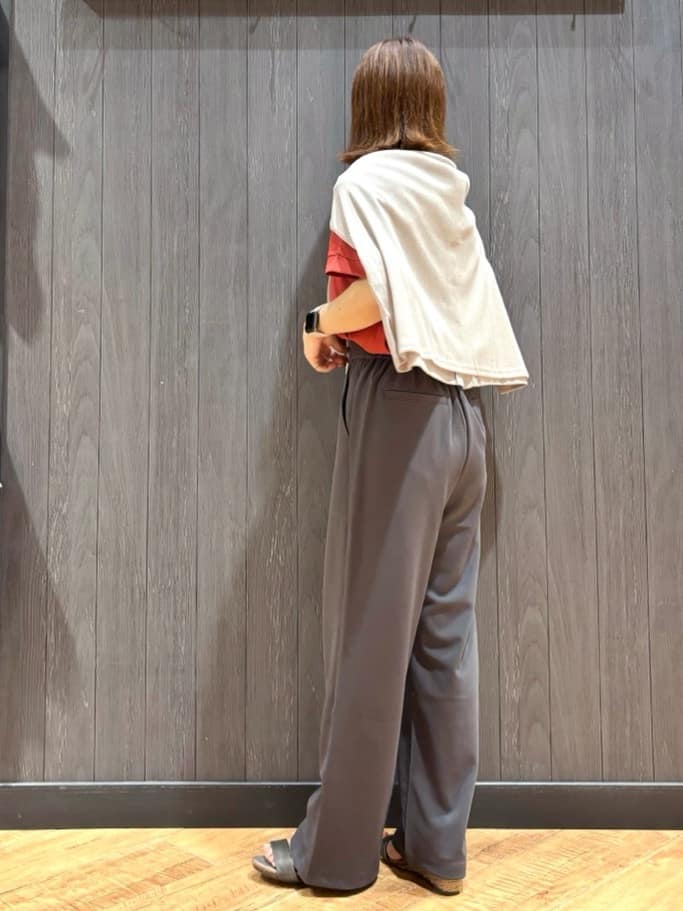 meiさんの「SHOO･LA･RUE｜【S-LL/汗ジミ軽減/ひんやり/UV】体型カバーに タック入りドルマントップス」を使ったコーディネート