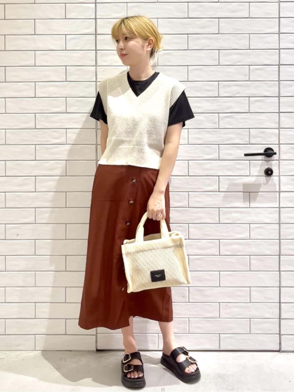 しおりさんの「OPAQUE.CLIP｜メタリック刺繍ロゴTシャツ【接触冷感／洗濯機洗い可】」を使ったコーディネート