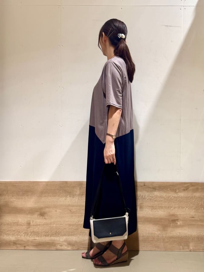KAORIさんの「SHOO･LA･RUE｜【ひんやり/体型カバー】さらりと着られる バイカラーAラインワンピース」を使ったコーディネート