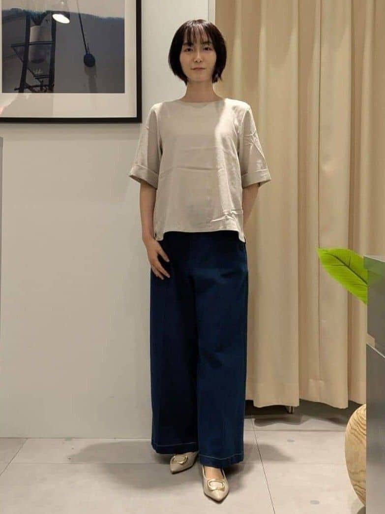 なめさんの「THE SHOP TK｜麻調メッシュブラウス【二の腕カバー/洗える】」を使ったコーディネート