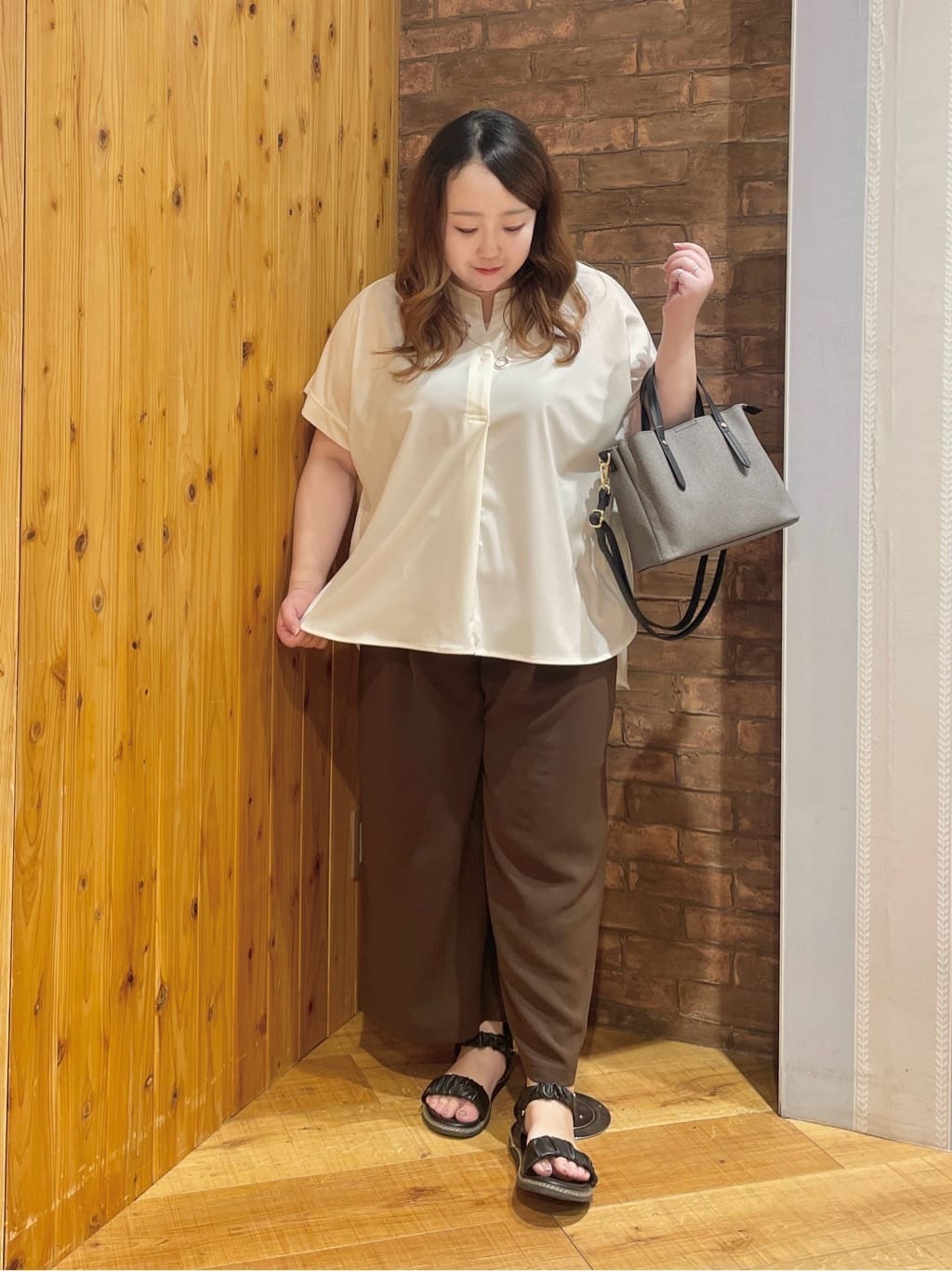 Risaさんの「SHOO･LA･RUE｜【セットアップ可/ひんやり】下半身カバーにも タックスカーチョ」を使ったコーディネート