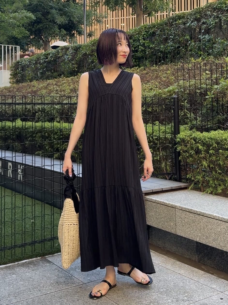 𝐜𝐡𝐢𝐤𝐚さんの「SHOO･LA･RUE｜【S-LL】後ろ姿も抜かりなく 1枚でサマ見え ティアードワンピース」を使ったコーディネート