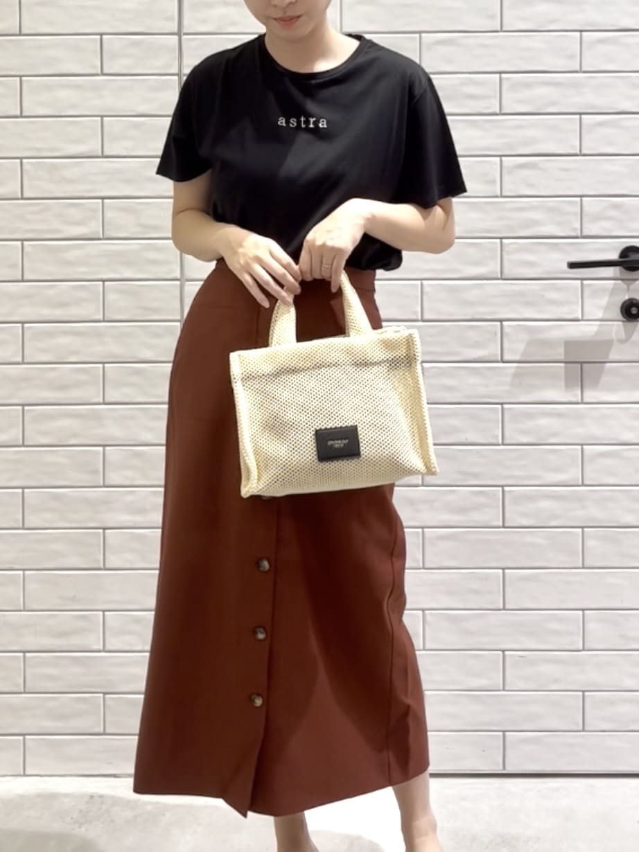 しおりさんの「OPAQUE.CLIP｜メタリック刺繍ロゴTシャツ【接触冷感／洗濯機洗い可】」を使ったコーディネート