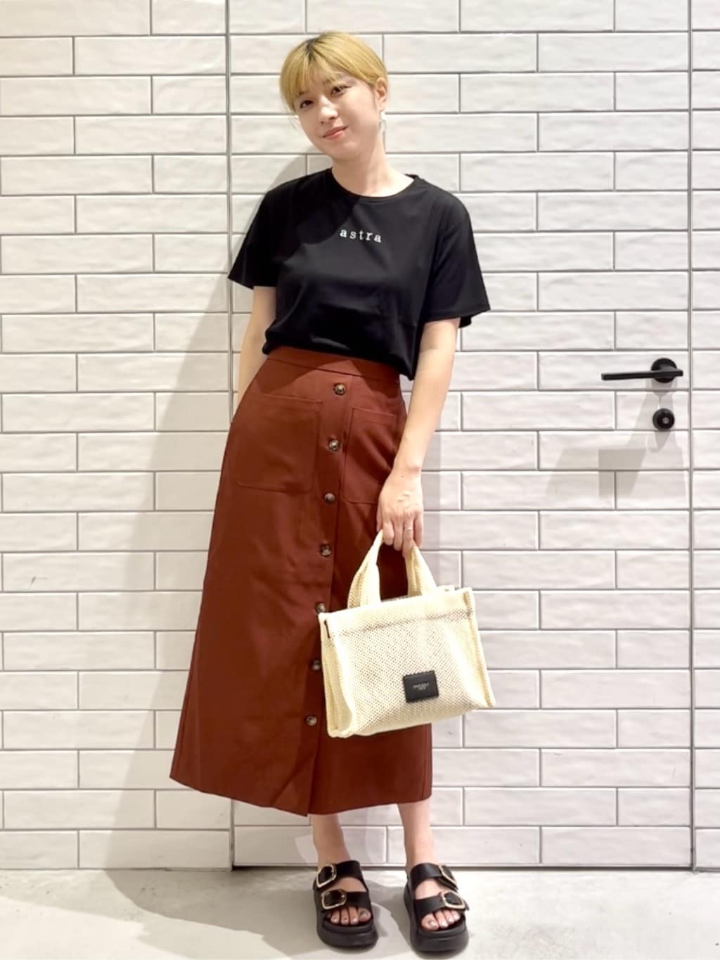しおりさんの「OPAQUE.CLIP｜メタリック刺繍ロゴTシャツ【接触冷感／洗濯機洗い可】」を使ったコーディネート