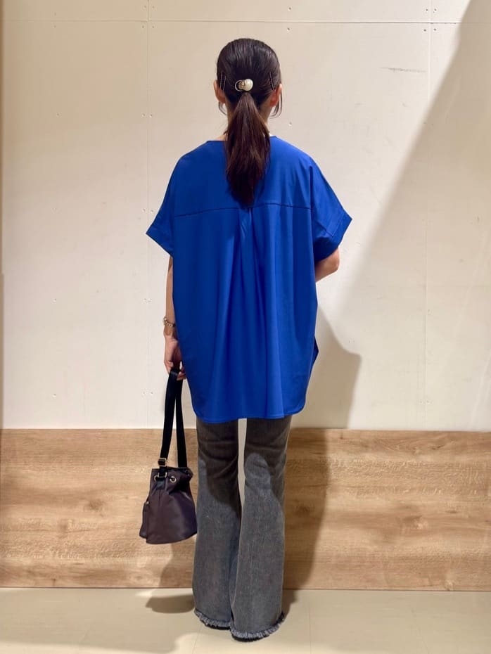KAORIさんの「SHOO･LA･RUE｜【S-LL】さらりとしたタッチが上品見え ワンボタンデザイン トップス」を使ったコーディネート