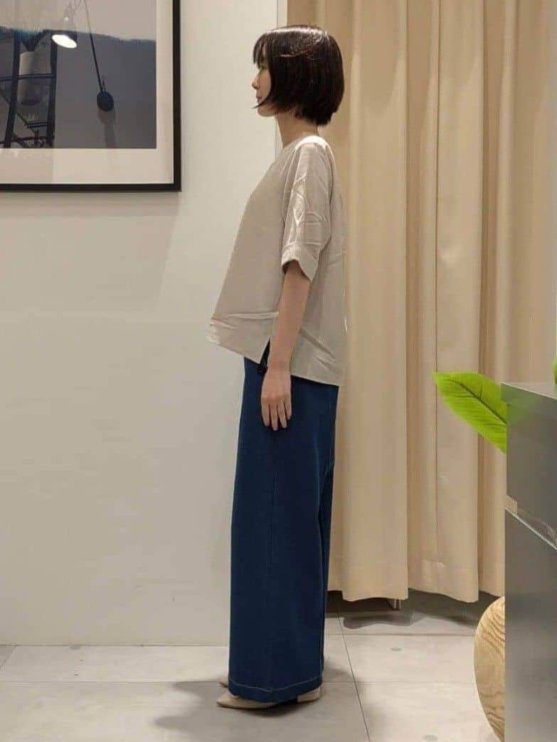 なめさんの「THE SHOP TK｜麻調メッシュブラウス【二の腕カバー/洗える】」を使ったコーディネート