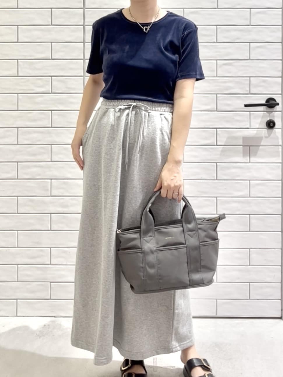 しおりさんの「OPAQUE.CLIP｜フロッキーチュールTシャツ【洗濯機洗い可】」を使ったコーディネート
