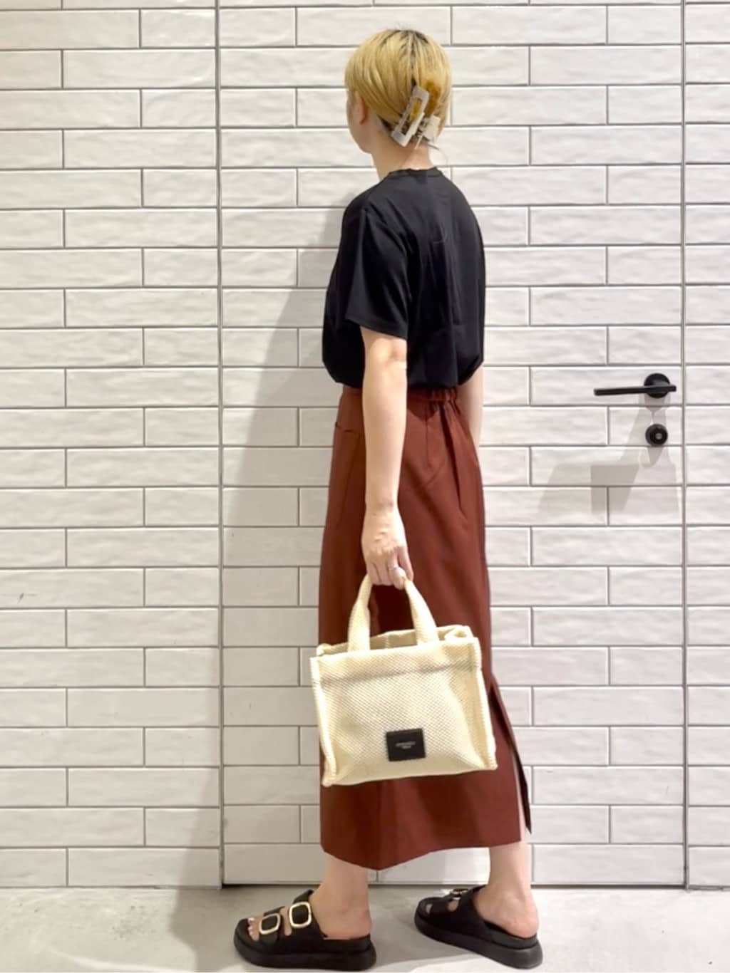 しおりさんの「OPAQUE.CLIP｜メタリック刺繍ロゴTシャツ【接触冷感／洗濯機洗い可】」を使ったコーディネート