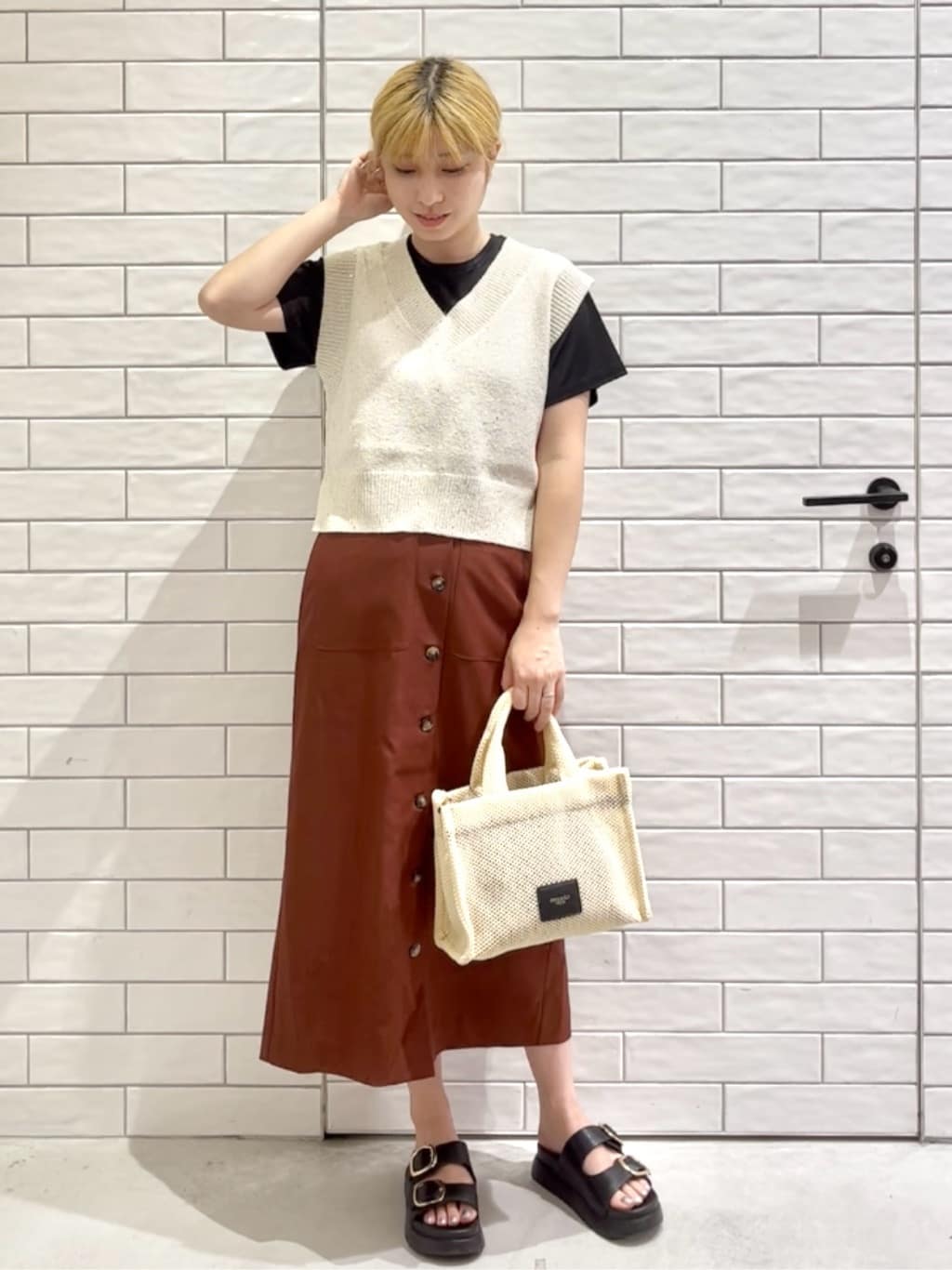 しおりさんの「OPAQUE.CLIP｜メタリック刺繍ロゴTシャツ【接触冷感／洗濯機洗い可】」を使ったコーディネート