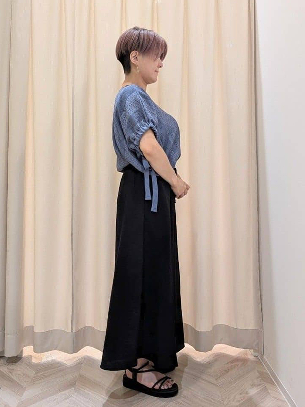 ユカさんの「SHOO･LA･RUE｜【S-LL/ひんやり】さらっとタッチできれい見え ピンタックスカーチョ」を使ったコーディネート