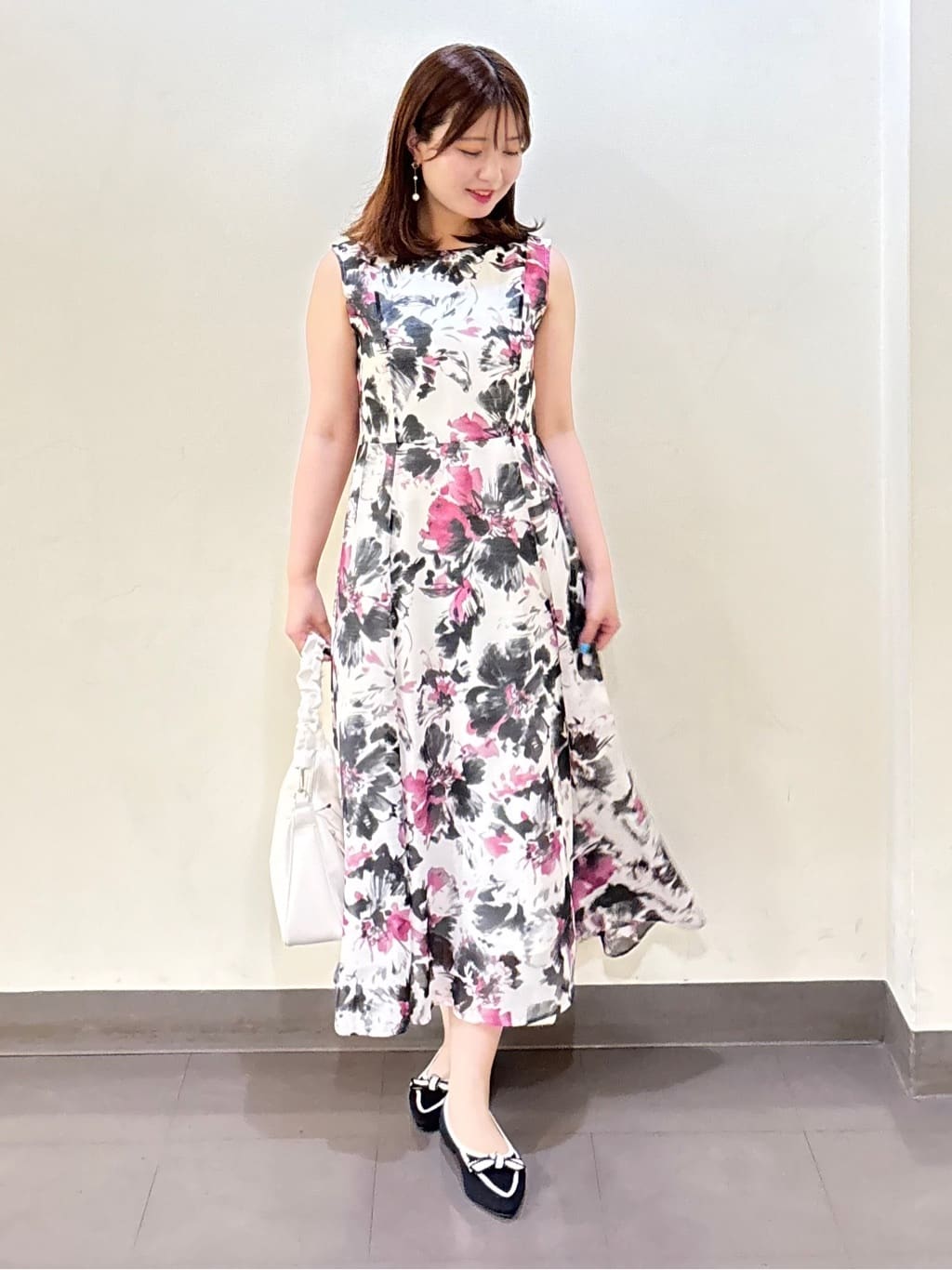 いくみさんの「UNTITLED｜【シアー/エレガント/花柄/夏ワンピ】ペイントフラワーワンピース」を使ったコーディネート