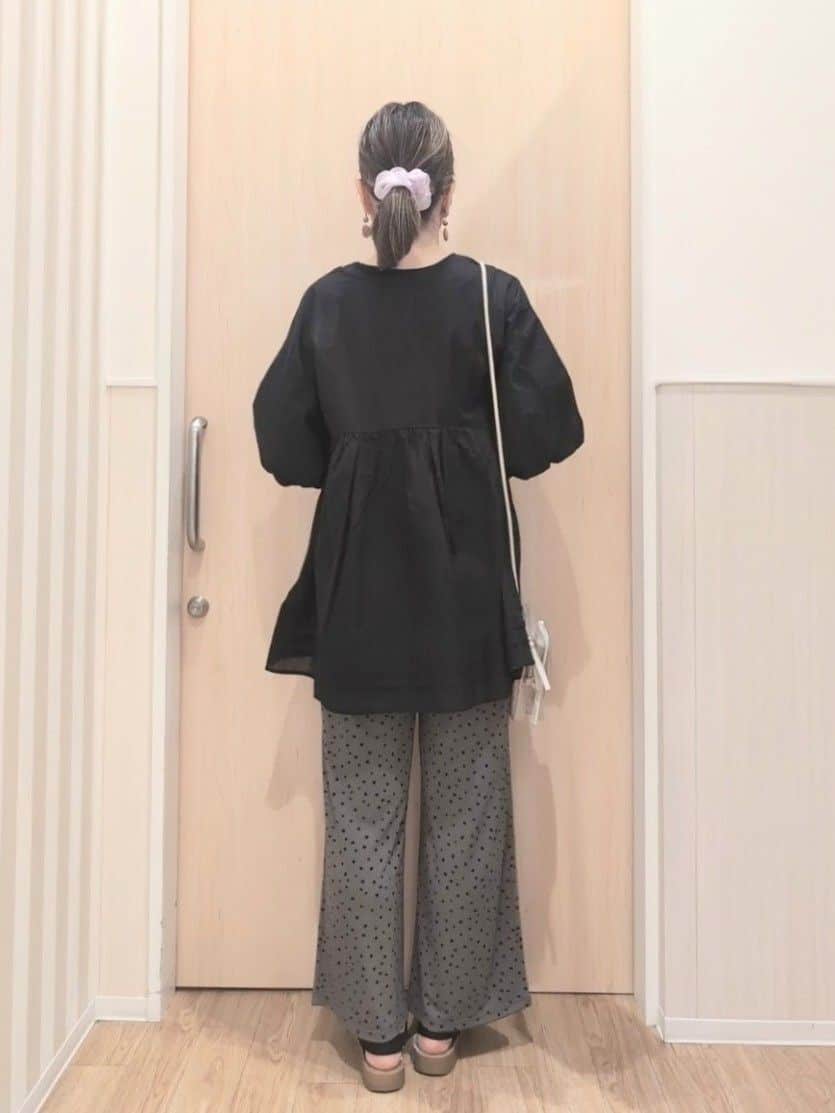 あさんの「SHOO･LA･RUE｜【S-LL】一枚で着映え バルーンスリーブブラウス」を使ったコーディネート
