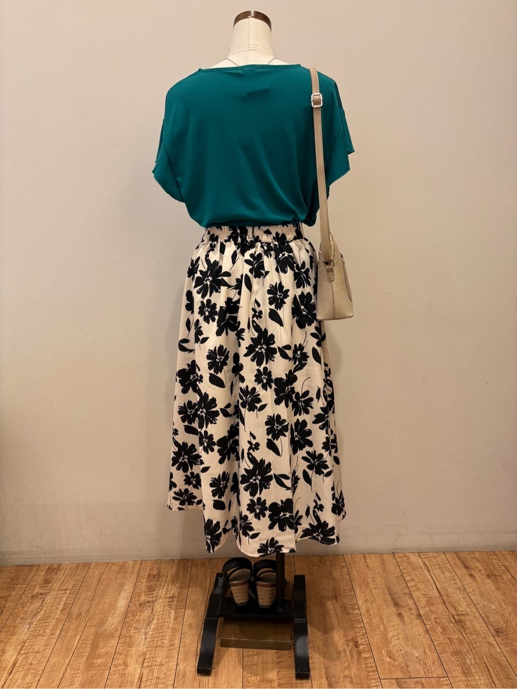まるよOTさんの「SHOO･LA･RUE｜【汗ジミ防止/ひんやり/UV】フリルスリーブTシャツ」を使ったコーディネート