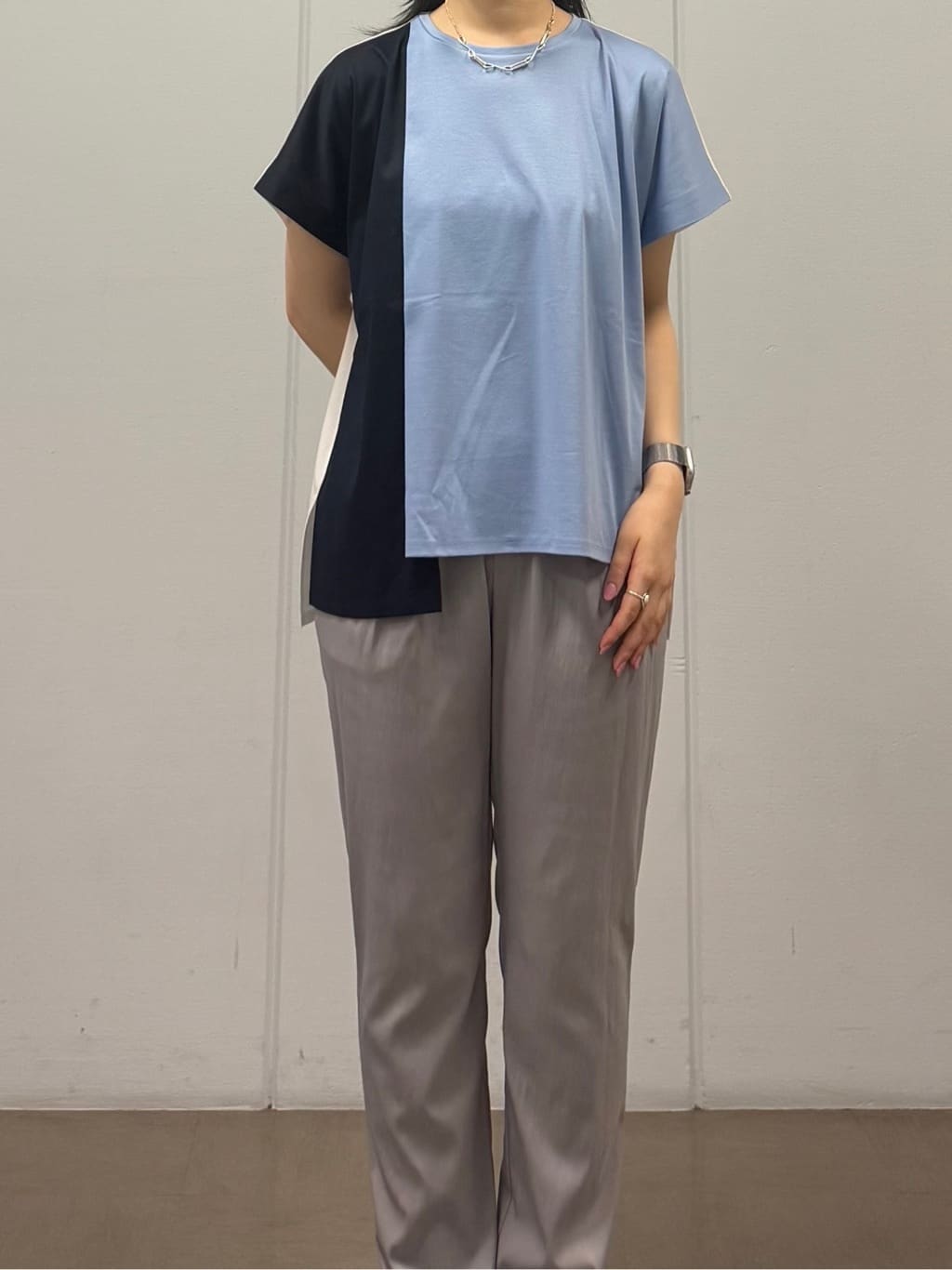 mizukiさんの「INDIVI｜【洗える／汗ジミ防止】バイカラー＆アシメヘム Tシャツ」を使ったコーディネート